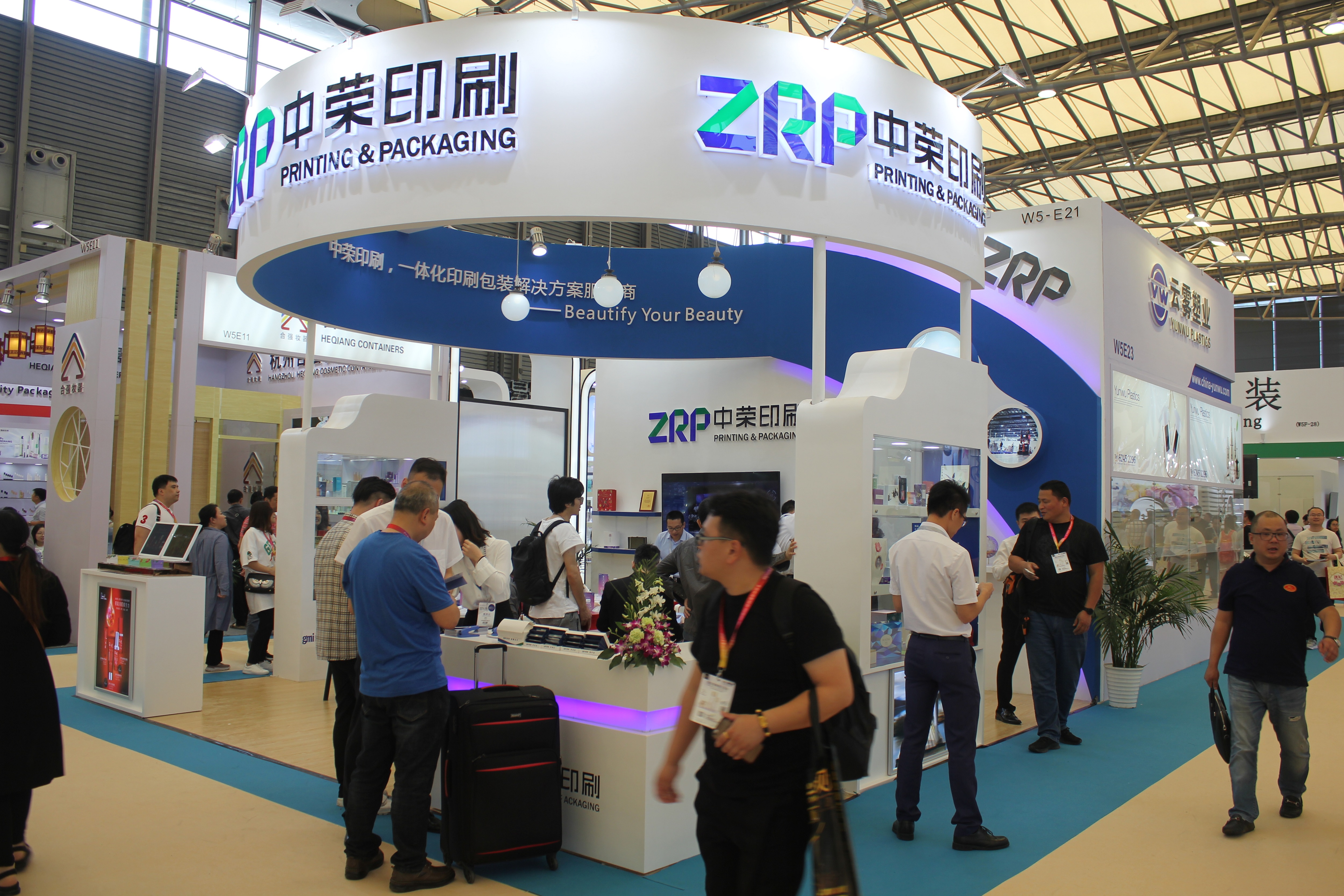 7790必发集团印刷参展上海美博会，多多创新包装吸晴无数